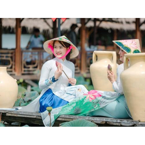 Hóa thân thành nàng "thơ" trong từng khung hình